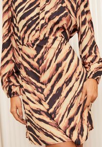 Friends Like These PETITE FIT - LONG SLEEVE EMPIRE  - Kasdienė suknelė - neutral