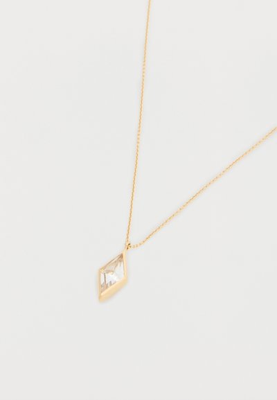 Λεπτή χρυσή αλυσίδα με μενταγιόν διαμαντένιου σχήματος από διαφανές κρύσταλλο, τοποθετημένο σε χρυσή κορνίζα, σε λευκό φόντο.