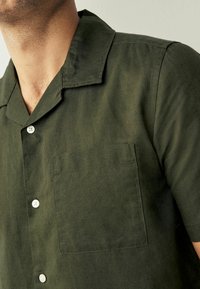 Next SHORT SLEEVE CUBAN COLLAR - Vapaa-ajan kauluspaita - green
