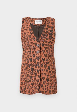 Leopardmönstrad väst i rostorange med djup V-halsringning, fem knappar och sidofickor, tillverkad av texturerat tyg.