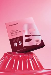 Opakowanie maski hydrożelowej Charakteryzuje się błyszczącym różowym pudełkiem z białym wzorem maski, czarnym tekstem oraz ilustracjami przed i po.