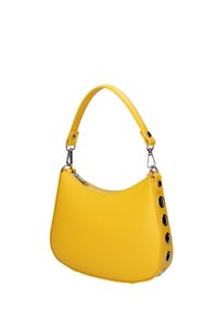 Sac à main en cuir jaune avec une forme incurvée, une fermeture éclair sur le dessus et une poignée unique. Présente des œillets en métal sur le côté pour un détail supplémentaire.