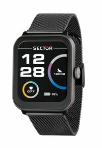 Orologio smartwatch nero con display quadrato. Presenta un indicatore dell'ora digitale, metriche di salute e un indicatore della batteria. Cinturino in metallo a rete.