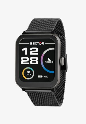 Sort smartwatch med et firkantet display. Har digital tidsvisning, sundhedsmålinger og batteriindikator. Mesh-metalrem.