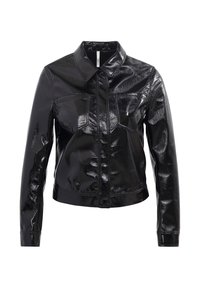 Chaqueta negra y brillante con un diseño ajustado. Presenta un cuello, dos bolsillos delanteros y cierres a presión en la parte delantera. Textura suave.