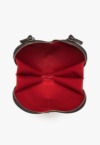 Czarna skórzana torba z złotym zamkiem, z jasnoczerwoną podszewką i wieloma przegrodami dla lepszej organizacji. Wewnątrz wytłoczone słowo "Estilo".