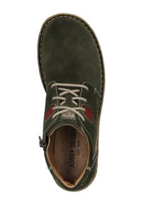 Zielone zamszowe buty z okrągłym noskiem, jasnobeżowe sznurowadła i czerwone akcenty przy oczkach. Posiadają teksturowaną wkładkę i przeszywane detale.