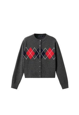 Cárdigan de color gris oscuro con botones, mangas largas y patrón de diamantes argyle en rojo, azul marino y blanco en el pecho.