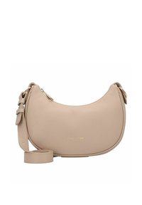 Borsa a spalla in pelle beige con forma curva, tracolla regolabile, logo dorato e chiusura con zip, caratterizzata da una finitura testurizzata.