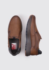 Zapatos de cuero marrón tipo mocasín con un acabado texturizado, suela de goma y sutiles acentos negros en el tacón y el interior.