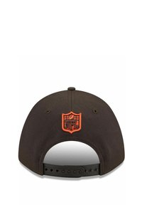 Schwarze Mütze mit einem orangefarbenen NFL-Logo-Patch auf der Rückseite. Das Design verfügt über einen Snapback-Verschluss und einen strukturierten Stoff.