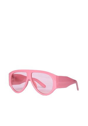 Occhiali da sole oversize rosa con montature spesse e lenti leggermente colorate su sfondo bianco.