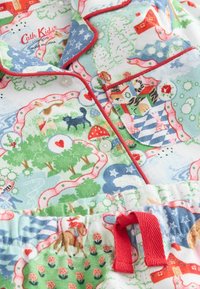 Puuvillainen yöasu, jossa on monivärinen, leikillinen maisemakuva, jossa on eläimiä, puita ja taloja. Punaiset yksityiskohdat ja vyötärön nauhakuja.