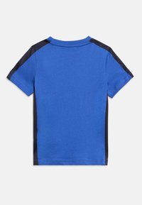 Μπλε κοντομάνικο μπλουζάκι με μαύρες πλαϊνές λωρίδες και μαύρες ρίγες κατά μήκος των ώμων, εμφανίζεται από πίσω σε λευκό φόντο.