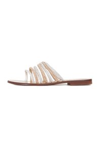 Sandali piatti con suola marrone, caratterizzati da più bande metalliche in argento e oro rosa, adornati con piccole perline per un tocco di texture.