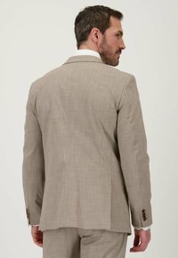 Beige colbert gemaakt van gestructureerde stof, met een enkele vent, notch revers en bruine knopen op de mouwen. Perfecte pasvorm.