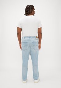Tommy Jeans AUSTIN SLIM PLUS - Slim fit jeans - denim light