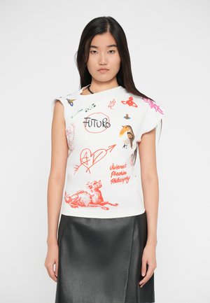Vit kortärmad T-shirt med färgglada grafiktryck, inklusive djur och text, kombinerad med en svart läderkjol.