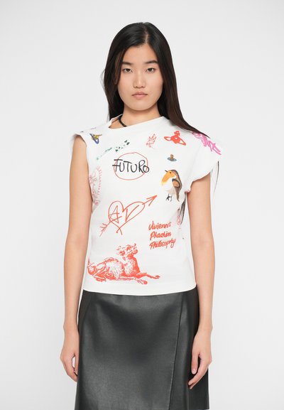 T-shirt blanc à manches courtes avec des impressions graphiques colorées, y compris des animaux et du texte, associé à une jupe en cuir noire.