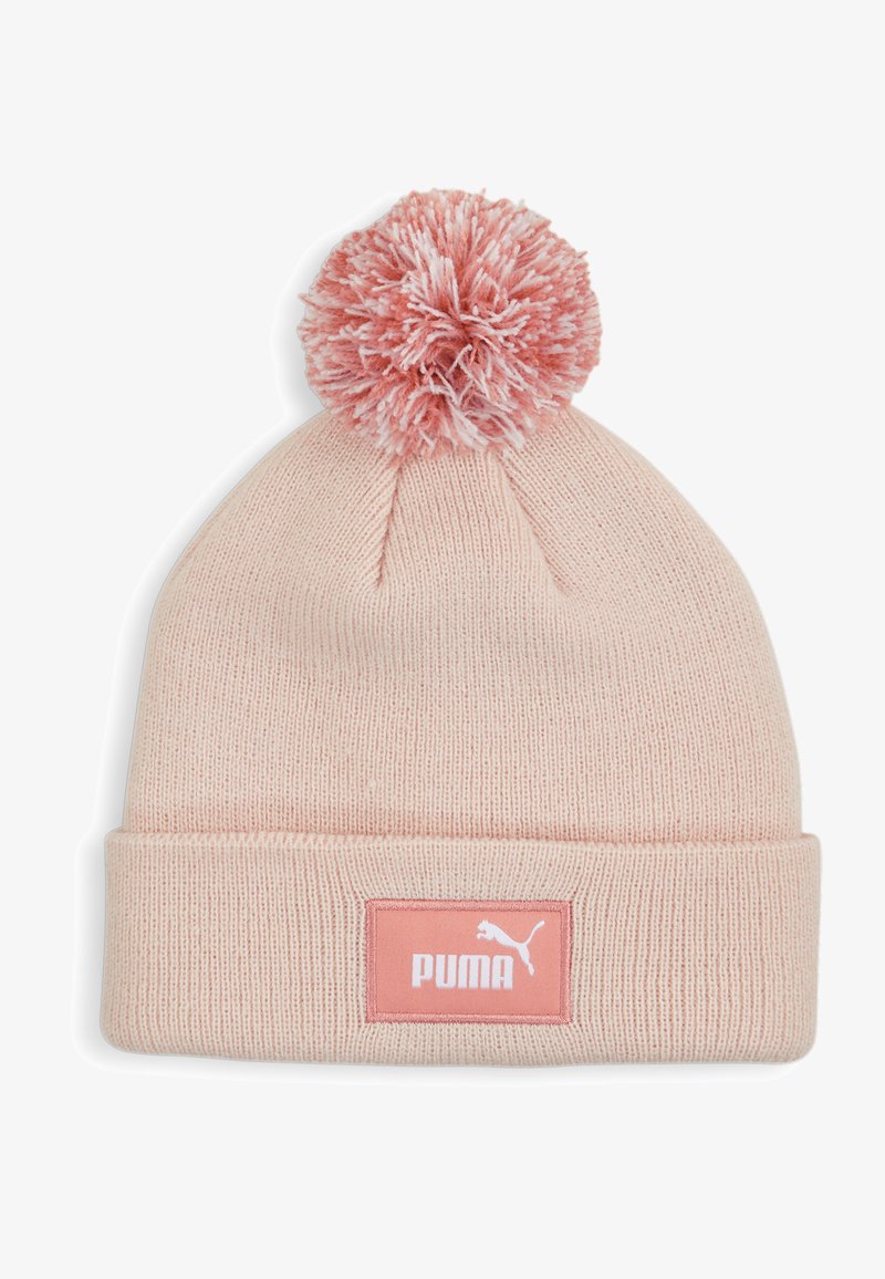Caciula tricotată roz cu o suprafață texturată, având un pom-pom în vârf și un patch rectangular roz cu litere albe pe manșetă.