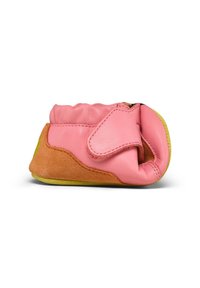 Scarpa in pelle rosa morbido con una base in suede beige, dotata di una fascia in velcro e una suola gialla brillante. Design arrotondato con dettagli testurizzati.