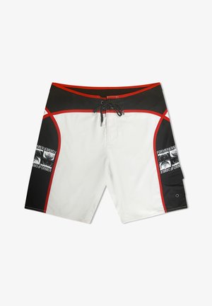 Moške kopalne hlače v beli barvi z črnimi in rdečimi poudarki. Imajo vrvico v pasu, stranske žepke in logotipn tisk na levem stegnu.