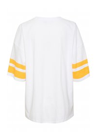 Bílý tričko s krátkým rukávem a dvěma vodorovnými žlutými pruhy blízko konců rukávů, zobrazené zezadu.