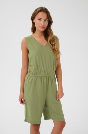 Mono sin mangas en verde oliva con escote en V, cintura elástica y pantalones cortos sueltos, hecho de una tela suave con una textura lisa.