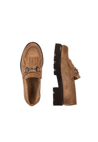Mocasines de ante marrón con suelas de goma negra gruesa, flecos decorativos y detalles metálicos, mostrados desde vistas superior y lateral.