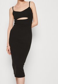 Černé midi šaty vyrobené z elastické tkaniny, s úzkými ramínky, výřezem v pase a přiléhavým siluetam až k polovině holení.