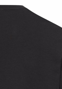 Sort t-shirt med rund halsudskæring, lavet af glat bomuldsstof. Har et enkelt design uden synlige mønstre eller accenter.