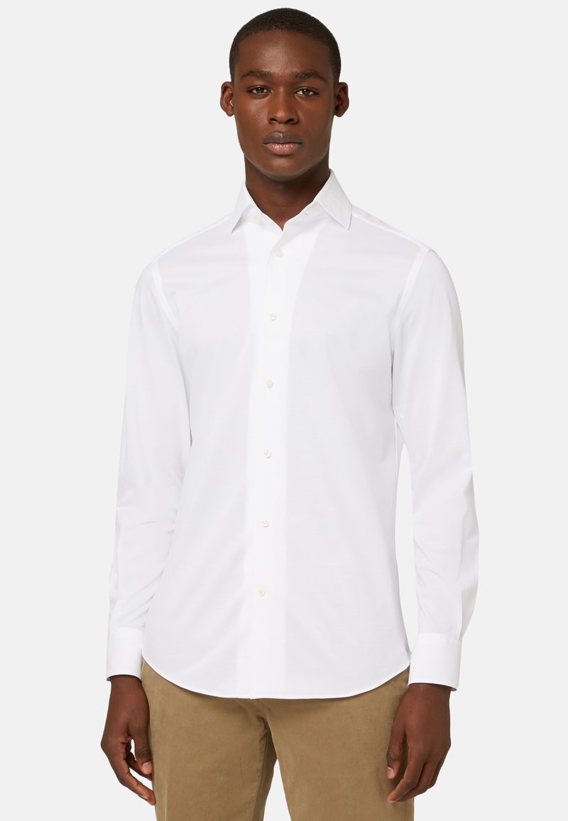 Witte lange mouwen button-up shirt met een klassieke kraag, gemaakt van gladde stof, met lichte knopen en een gebogen zoom. Draag het met beige broek.