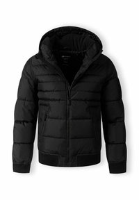 Crna puf jakna sa patentnim zatvaračem sprijeda, kapuljačom i rebrastim manžetama. Ima kviltani dizajn i dva bočna džepa. Glatka tekstura, lagana izolacija.