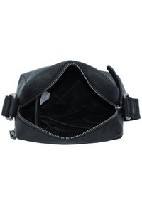 Borsa in pelle nera con apertura con zip, che mostra un interno vuoto foderato in tessuto nero con sezioni per l'organizzazione e una texture liscia.