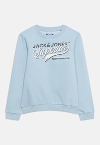 Φωτεινό γαλάζιο φούτερ με μακριά μανίκια, με την επιγραφή "JACK & JONES Superior" σε μαύρο και άσπρο στο στήθος, λαιμόκοψη τύπου crew και ριμπ μανσέτες.
