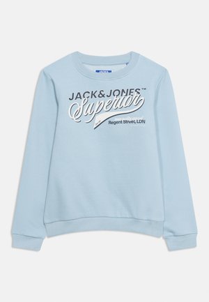Hele sinine pika varrukaga pusa, mille rinnal on mustvalge "JACK & JONES Superior" trükk, ümarsääriline kaelus ja soonikkoes mansetid.