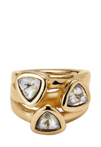 Bague dorée ornée de trois pierres précieuses triangulaires transparentes, montées sur des bandes entrelacées et fluides. Surface lisse et réfléchissante avec une finition polie.