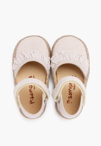 Scarpe in tessuto beige con un design arricciato sulla punta, dotate di una fodera morbida, una fascia regolabile e una suola in juta naturale.