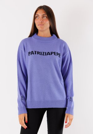 Maglione in lana lilla con collo alto e vestibilità morbida. Presenta il logo nero "PATRIZIA PEPE" e una piccola grafica nera sul polsino.