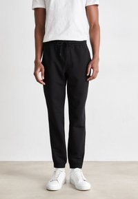 Calvin Klein Jeans - TECHNICAL BADGE PANT - Teplákové kalhoty - black Miniatura obrázku 1