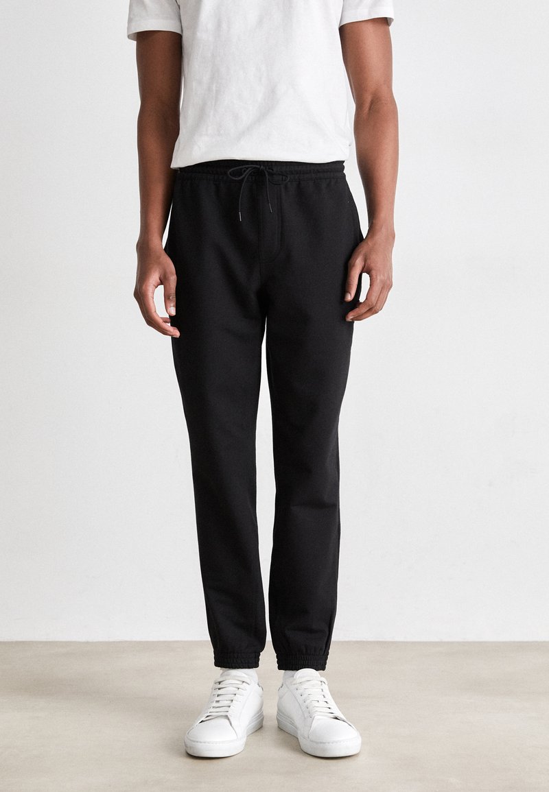 Calvin Klein Jeans - TECHNICAL BADGE PANT - Teplákové kalhoty - black, Zvětšit