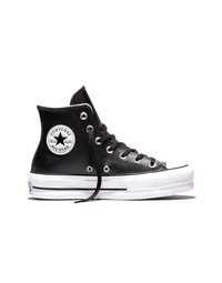 Czarny skórzany wysokoprofilowy sneaker Converse All Star z białą podeszwą, czarnymi sznurowadłami i okrągłą naszywką z logo na kostce, widoczny z boku.
