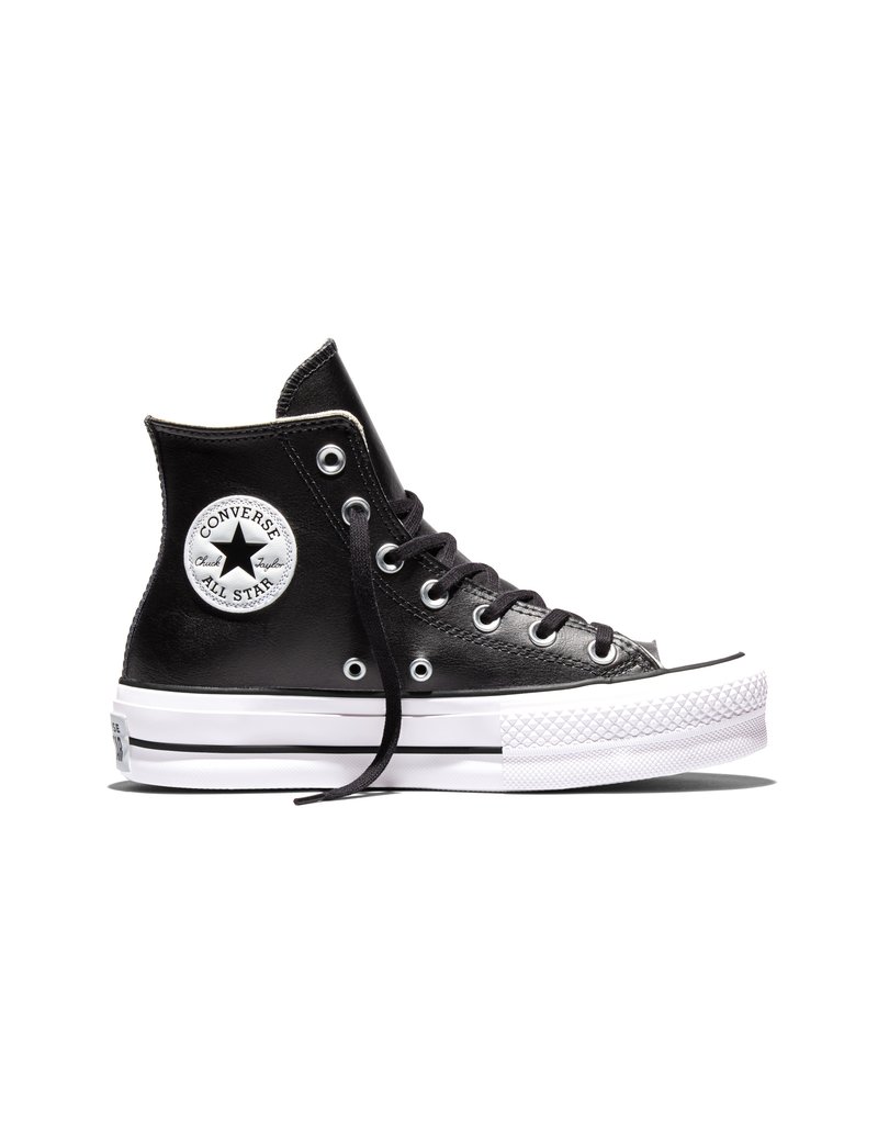 Czarny skórzany wysokoprofilowy sneaker Converse All Star z białą podeszwą, czarnymi sznurowadłami i okrągłą naszywką z logo na kostce, widoczny z boku.