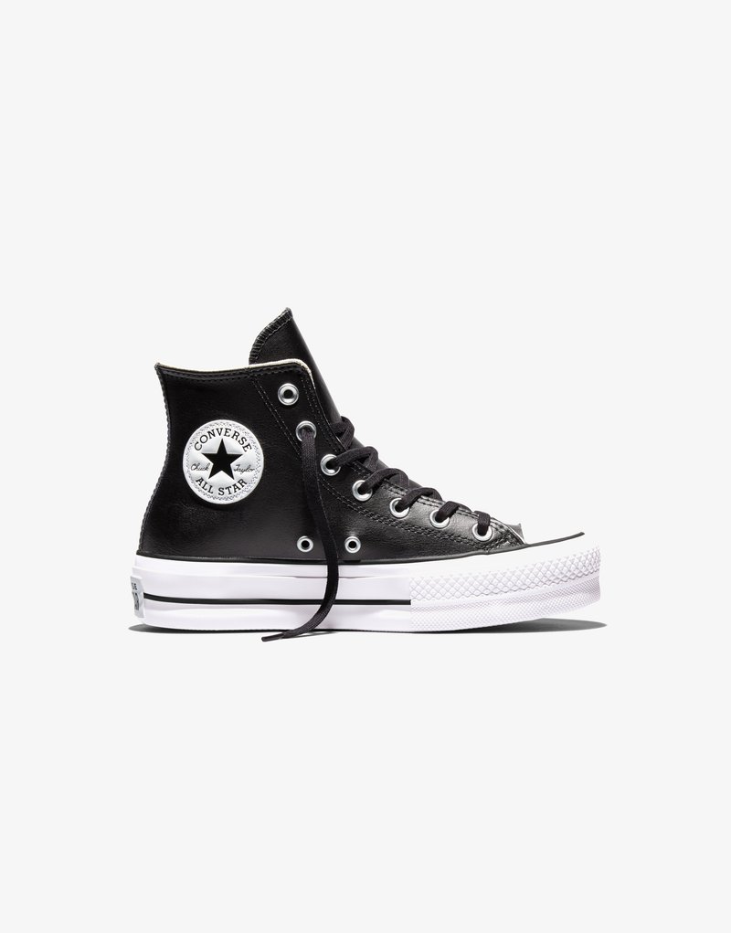 Musta nahkainen Converse All Star -korkeavartinen tennari, jossa valkoinen pohja, mustat nauhat ja nilkassa oleva pyöreä logopatch, esitetty sivulta.