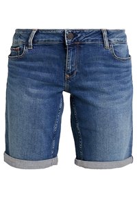 Kes shorts denim biru muda dengan ujung digulung, kancing depan, loop sabuk, dan dua saku depan, ditampilkan di latar belakang putih.