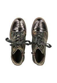Scarpe verde e nere a fantasia con punta metallica argento, lacci neri e finitura texture. Presentano zip laterali per maggiore comodità.
