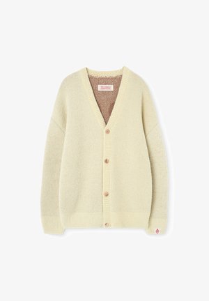Crème-kleurige cardigan van zachte stof, met een diepe V-hals, oversized pasvorm en vijf houten knopen aan de voorkant.