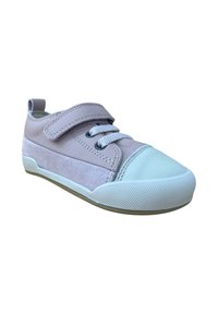Zapatillas de velcro en cuero y ante lavanda, con una puntera de goma en azul claro, suela de agarre texturizada y cordones trenzados.