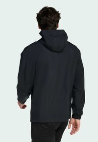 Μαύρο φούτερ μπουφάν με ελαστικές μανσέτες και άνετη εφαρμογή. Περιέχει απλή υφή, ελαφρύ υλικό και απλό σχέδιο χωρίς μοτίβα.