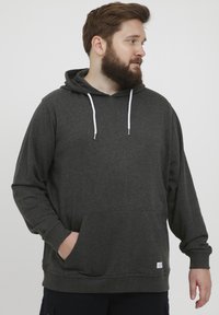 Tmavošedá mikina z mäkkého materiálu, s predným vreckom, s kapucňou na šnúrku a s rebrovanými manžetami pre pohodlný strih.